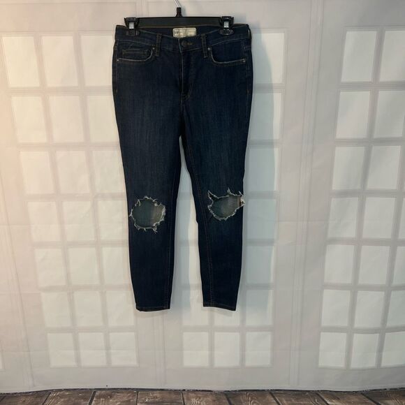 🔥🔥5 for $25🔥🔥Free People Blue Ripped Knee Cropped Dark Wash Skinny Jeans Size 27 - Picture 2 of 12